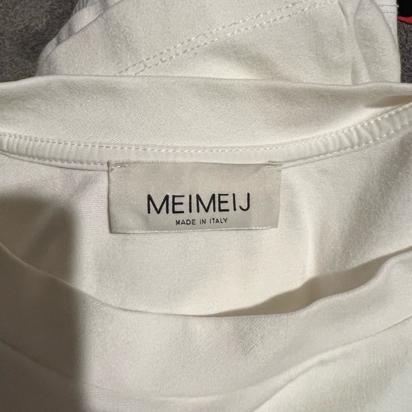 Meimej -Made in Italy. White Cotten Top with Unique Sleeve Detail - Picture 5 of 5